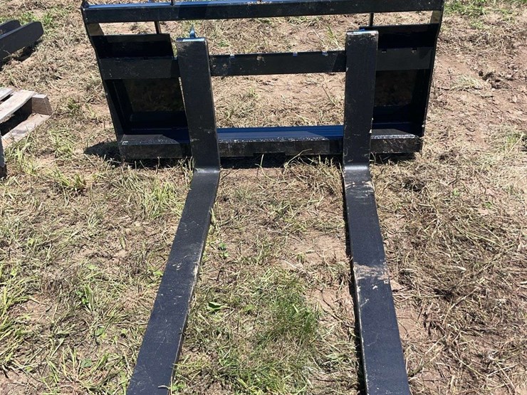 agt-skid-steer-pallet-forks.-image-1