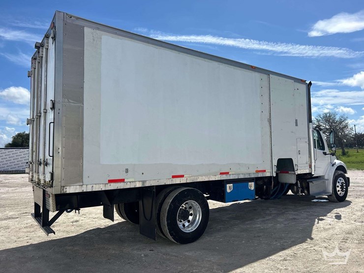 2016-freightliner-m2-106-image-3