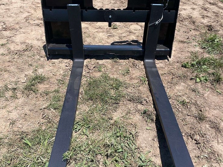 agrotk-skid-steer-pallet-forks.-image-1