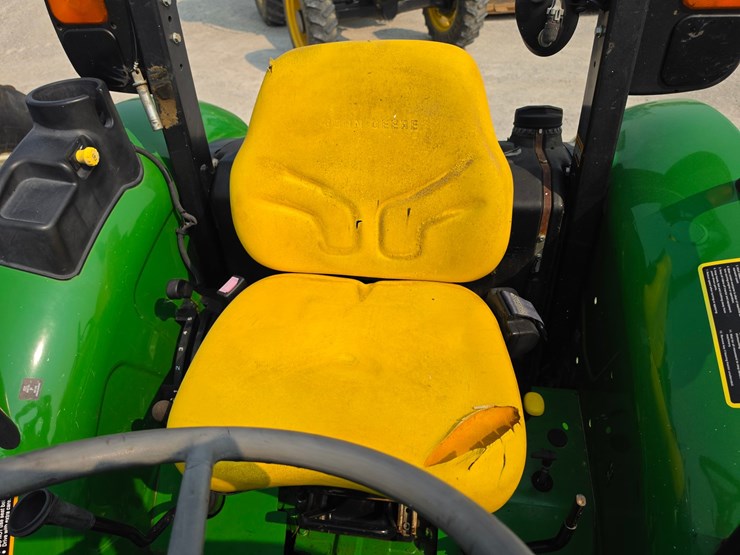 2016-john-deere-5075e-image-11