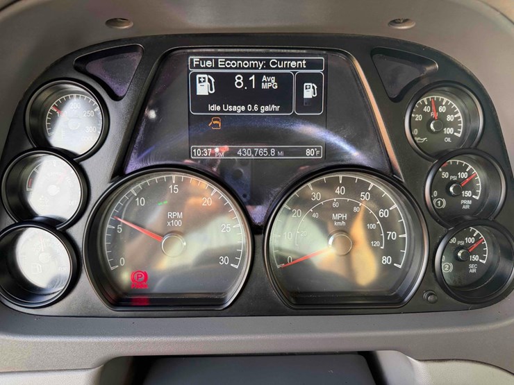 2016-peterbilt-567-image-28