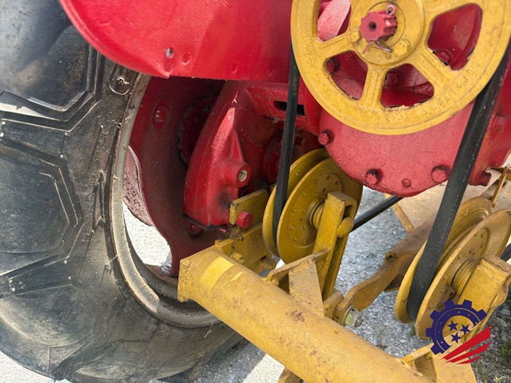 mccormick-farmall-cub-farm-tractor-image-34