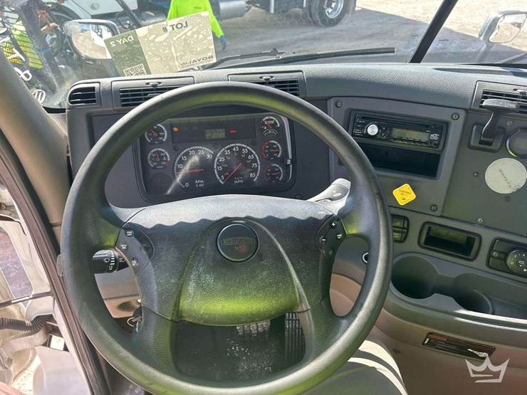 2014-freightliner-cascadia-113-image-12