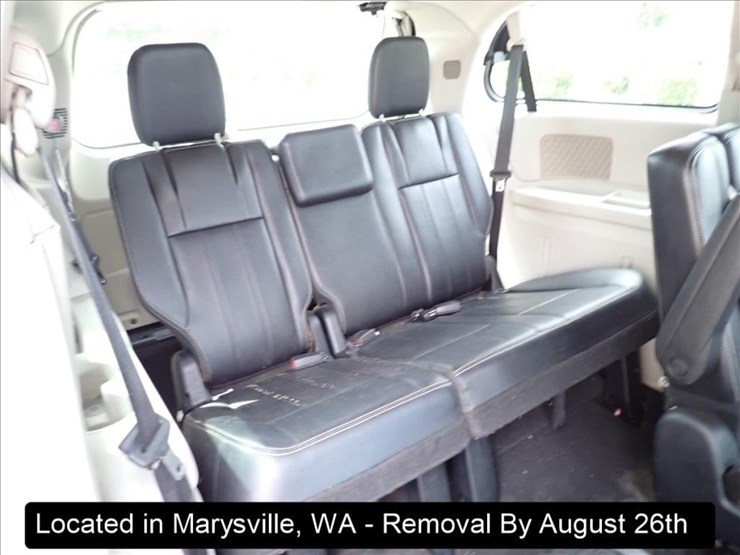 2014-chrysler-town-&-country-image-24