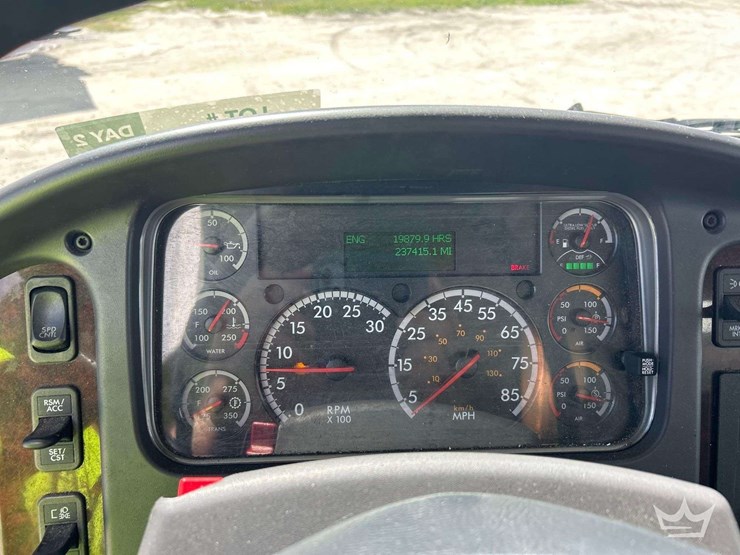 2016-freightliner-m2-106-image-13