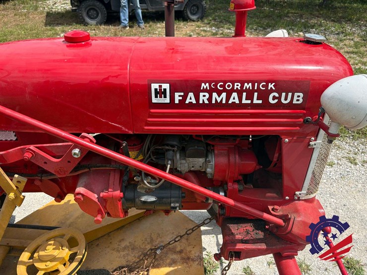mccormick-farmall-cub-farm-tractor-image-15