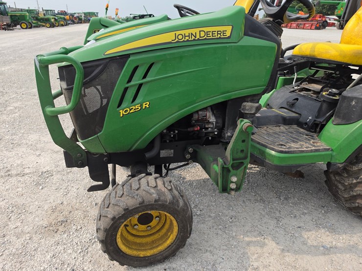2016-john-deere-1025r-image-4