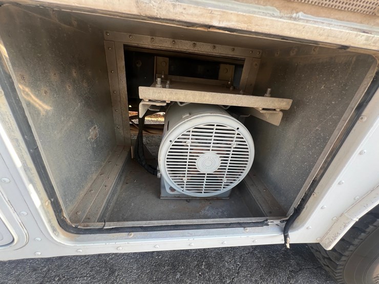 2018-peterbilt-348-image-14