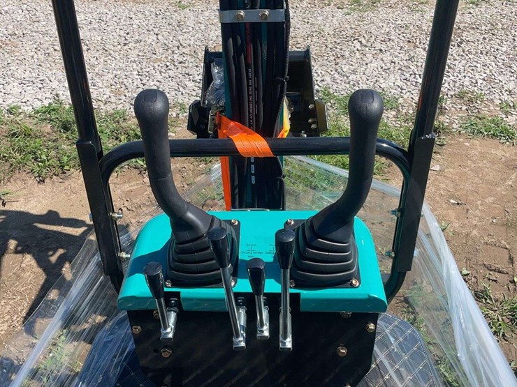 qh12r-mini-excavator-image-5