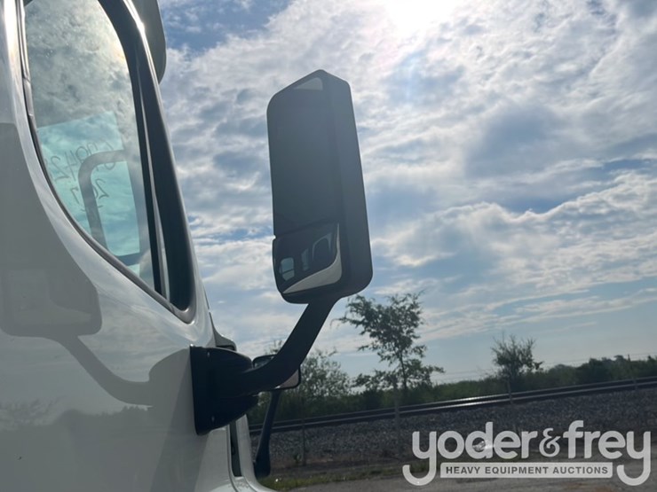 2017-freightliner-cascadia-113-image-40