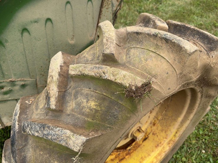 john-deere-320-image-31