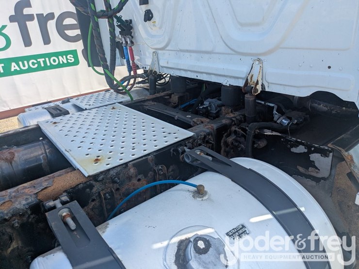 2018-freightliner-cascadia-113-image-39
