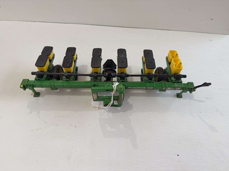 john-deere-1700-series-planter,-1/16-scale-image-1