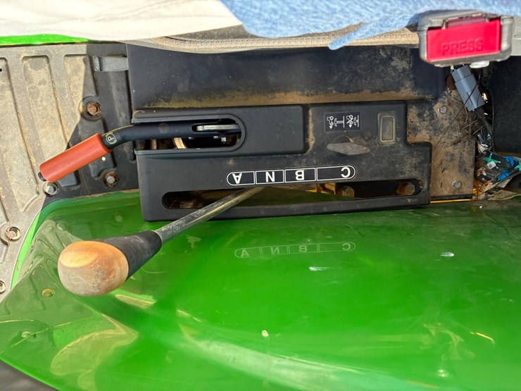 john-deere-4052m-image-12