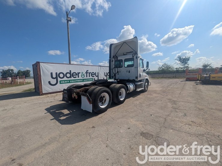 2018-freightliner-cascadia-113-image-10