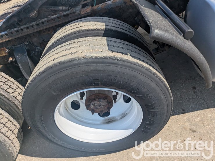 2018-freightliner-cascadia-113-image-14