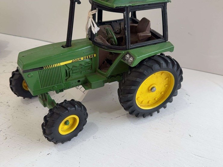 ertl-john-deere-toy-tractor,-die-cast-metal,-1/16-scale-image-3