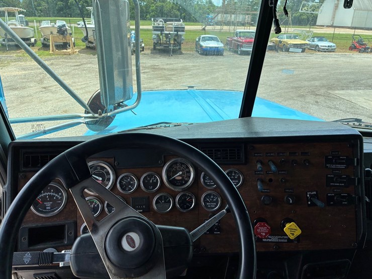 2000-peterbilt-378-image-11