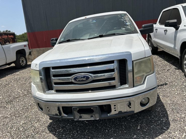 2011-ford-f150-xlt-image-2