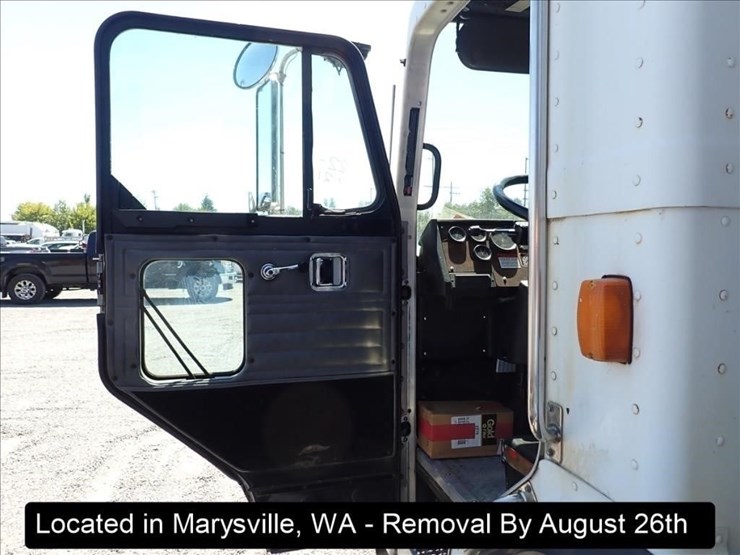 2005-peterbilt-320-image-2
