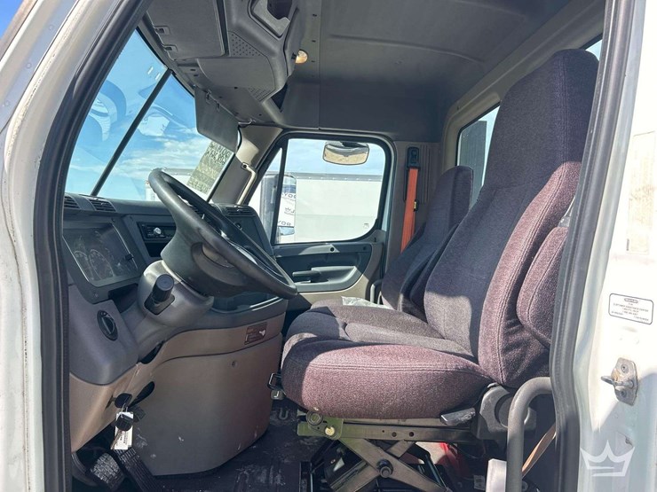 2014-freightliner-cascadia-113-image-18