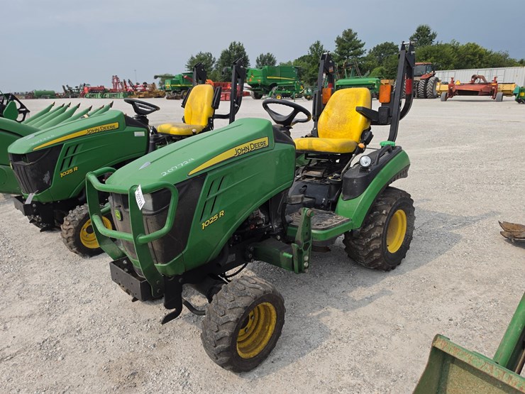 2016-john-deere-1025r-image-2
