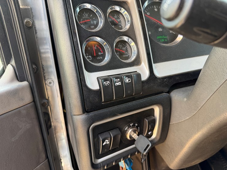 2020-kenworth-t800-image-31