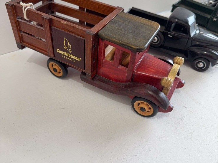 coca-cola-delivery-truck,-wooden-constitutional-casualty-truck,-2-classic-trucks,-1-classic-car-image-3
