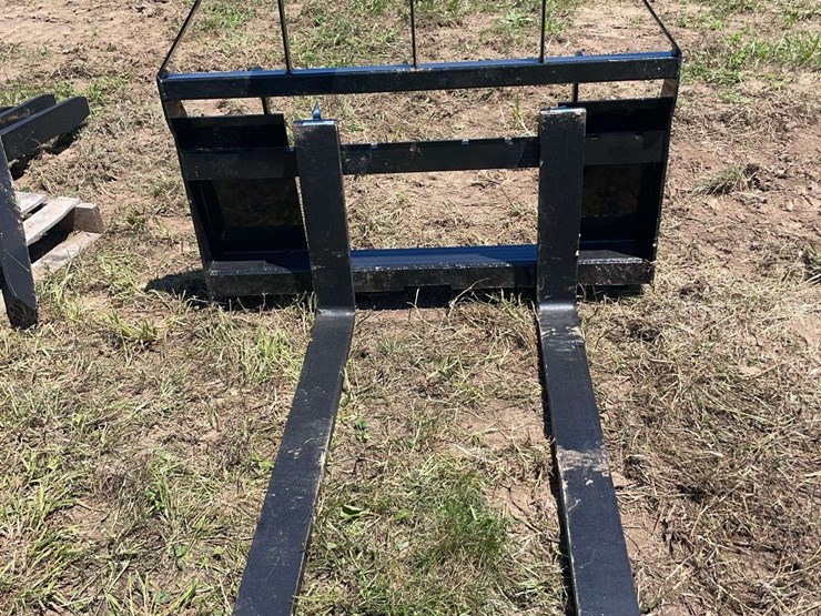 agt-skid-steer-pallet-forks.-image-1