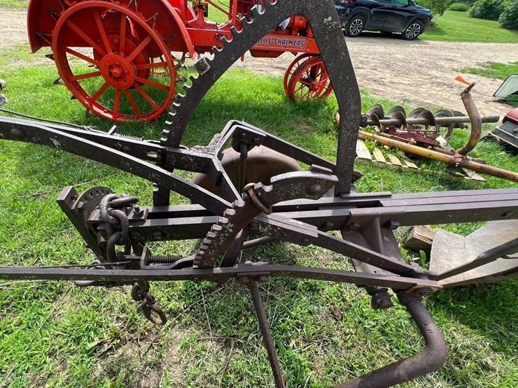 #9925-•-ih-groundbreaking-plow-image-5