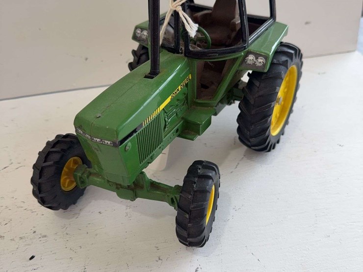 ertl-john-deere-toy-tractor,-die-cast-metal,-1/16-scale-image-2