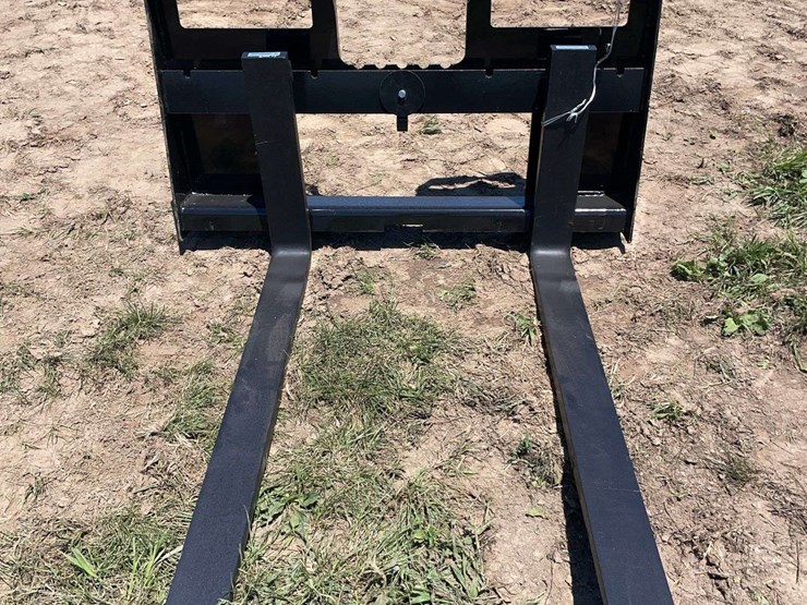 agrotk-skid-steer-pallet-forks.-image-1