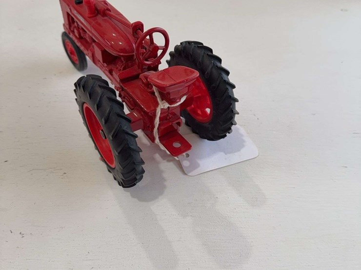 ertl-1988-case-corporatiom-mccormick-farmall-h,-die-cast-metal,-1/16-scale,-missing-wheel-image-3