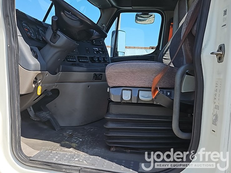 2019-freightliner-cascadia-125-image-32