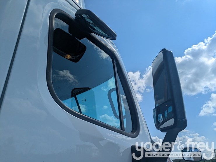 2018-freightliner-cascadia-113-image-35