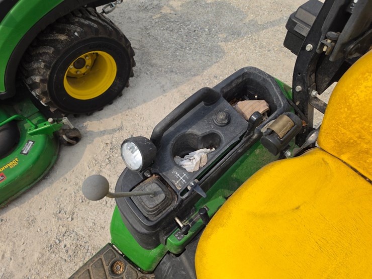2016-john-deere-1025r-image-17