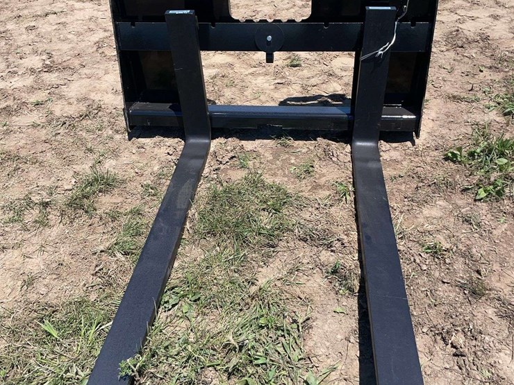 agrotk-skid-steer-pallet-forks.-image-1