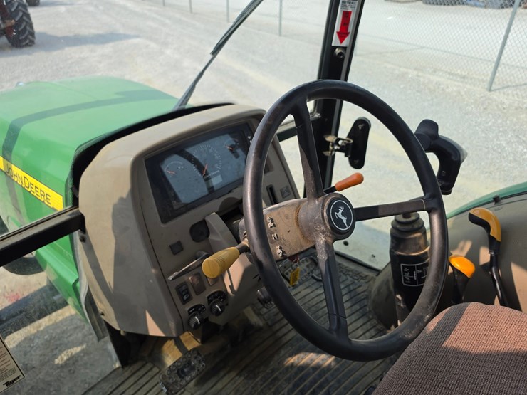 2010-john-deere-5083e-image-10