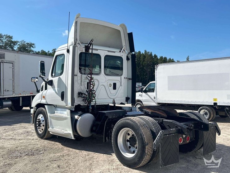 2014-freightliner-cascadia-113-image-4