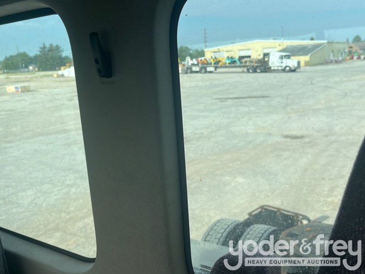 2017-freightliner-cascadia-113-image-25