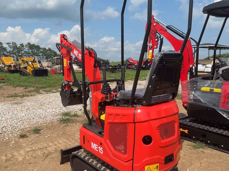 me15-mini-excavator-image-8
