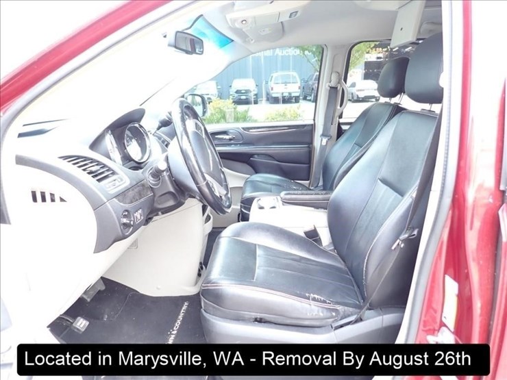 2014-chrysler-town-&-country-image-4