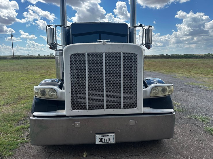 2009-peterbilt-389-image-3