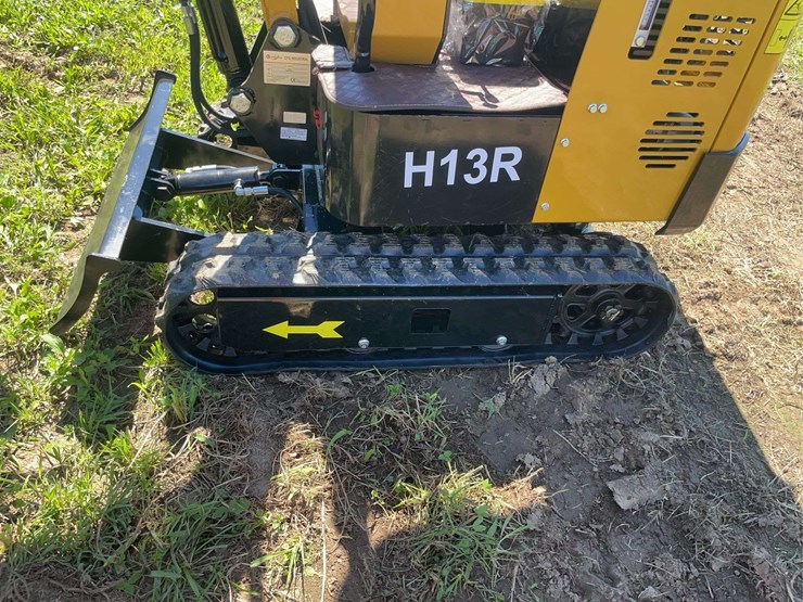 h13r-mini-excavator-image-4
