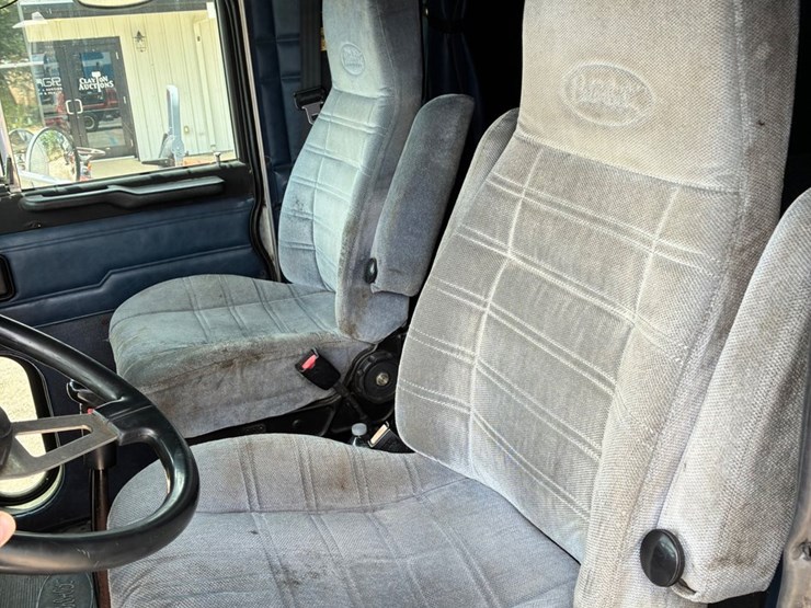 2000-peterbilt-378-image-9