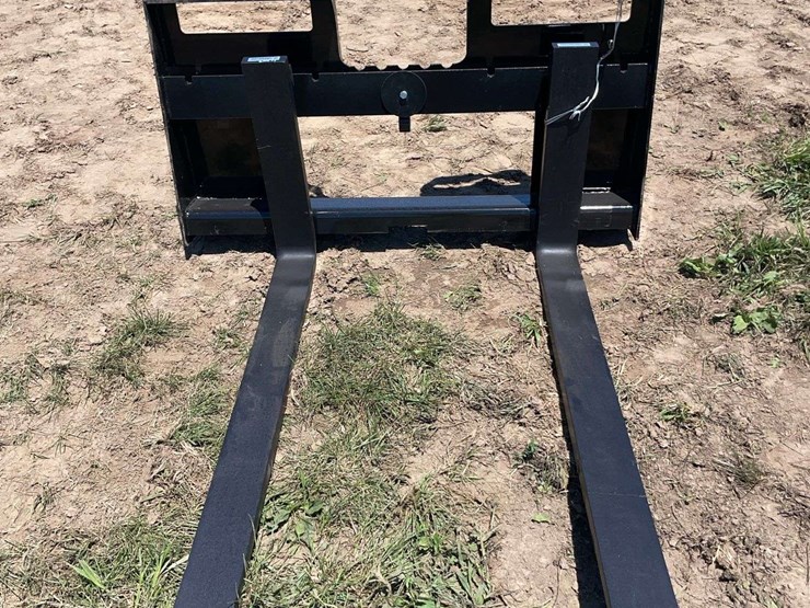agrotk-skid-steer-pallet-forks.-image-1