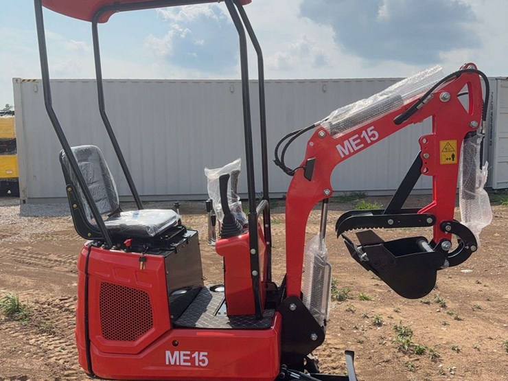 me15-mini-excavator-image-6