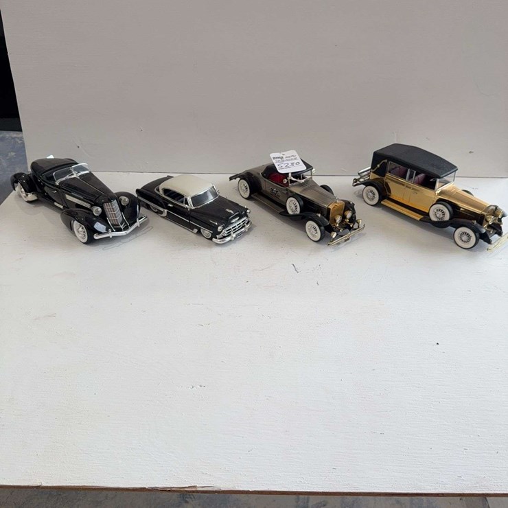 2 radio model cars, 2 classic model cars