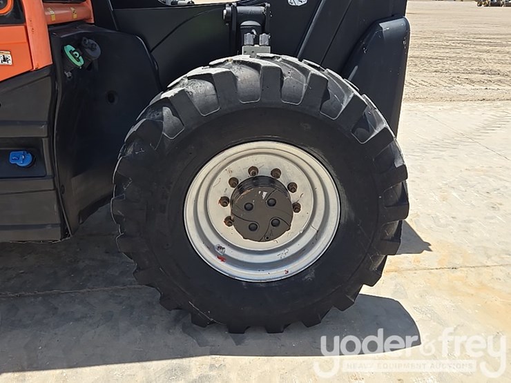 2018-jlg-1055-image-11