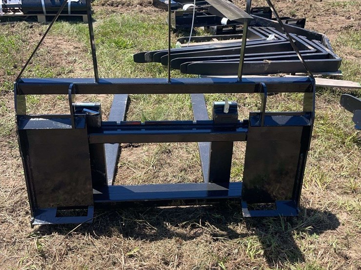 agt-skid-steer-pallet-forks.-image-2